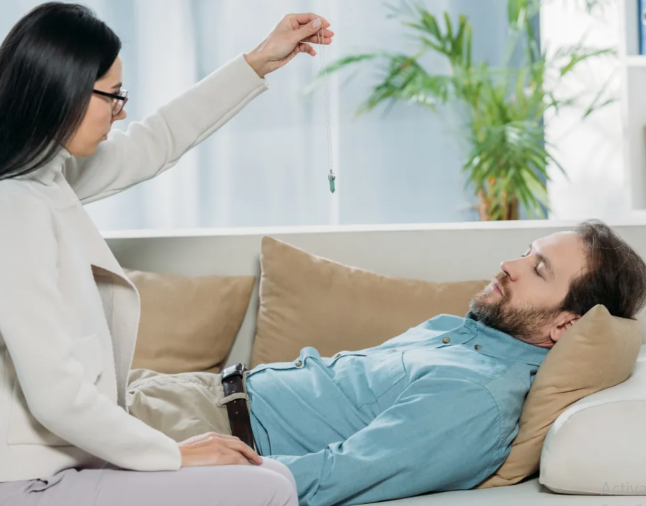 أسطورة كاذبة أم وسيلة آمنة للفضفضة.. ماذا يحدث داخل جلسات التنويم المغناطيسي؟